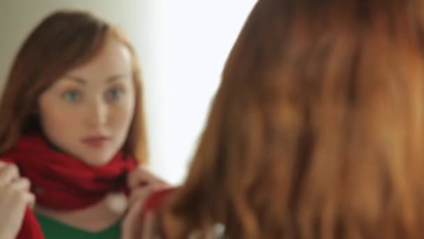 Женщина, надевающая шарф — стоковое видео
