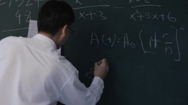 Adam matematik denklemler yazma MS arkadan görünüş