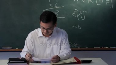 Bayan masasında gazete okuma Man