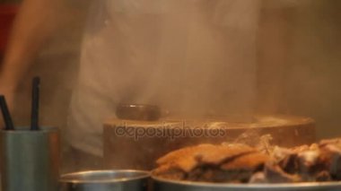 Restoran penceresinde hazırlanıyor gıda yemek