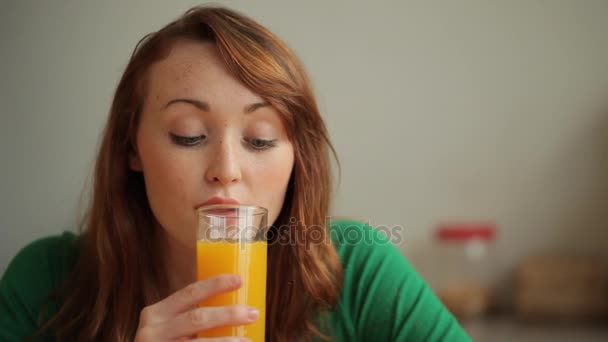 Mujer bebiendo jugo de naranja — Vídeos de Stock