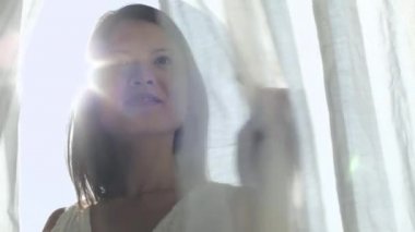 kadın açılış beyaz perdeler 