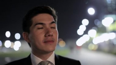 Geceleri gülümseyen iş adamı