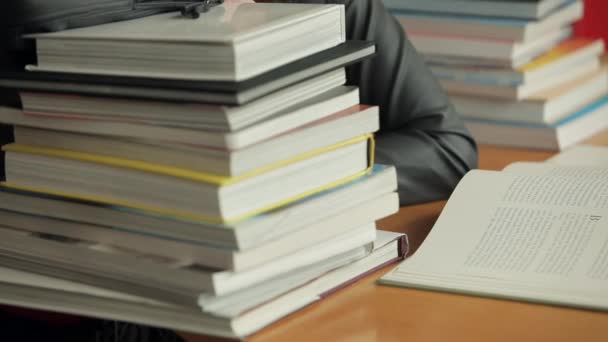 Mulher descansando na pilha de livros — Vídeo de Stock