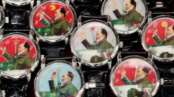 Group of watches with waving chairman Mao — Stock Video