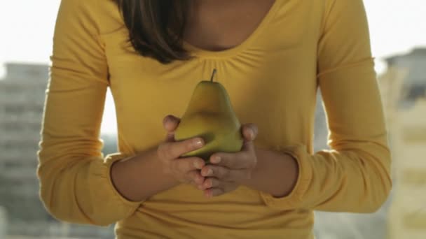 Vrouw pear opvoeden aan gezicht — Stockvideo