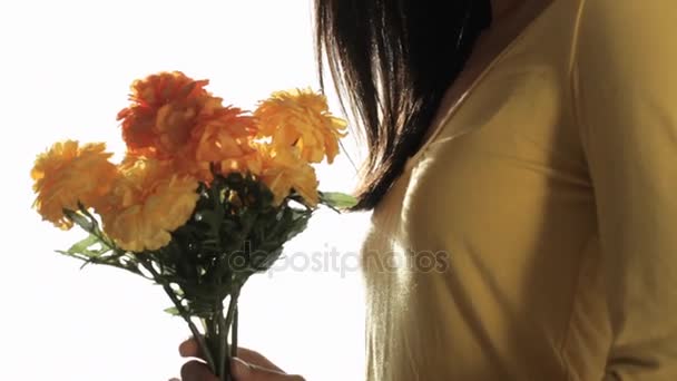 Mujer oliendo flores — Vídeos de Stock