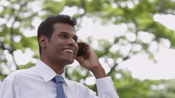 Hombre de negocios usando el teléfono móvil — Vídeo de stock