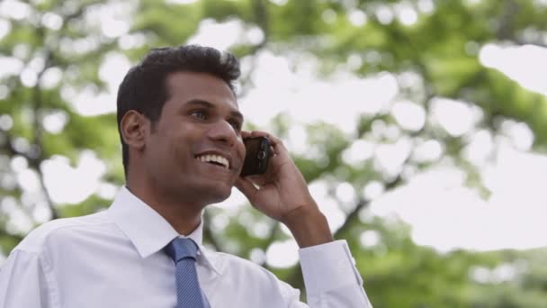 Hombre de negocios usando el teléfono móvil — Vídeos de Stock