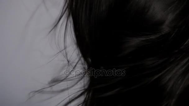 Mujer moviendo el pelo de la cara — Vídeo de stock
