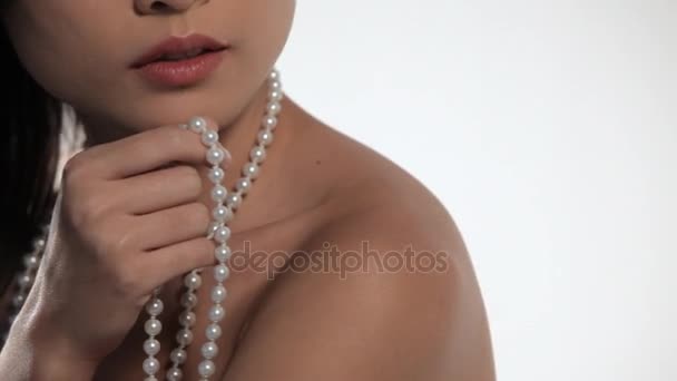 Женщина с жемчужным ожерельем — стоковое видео