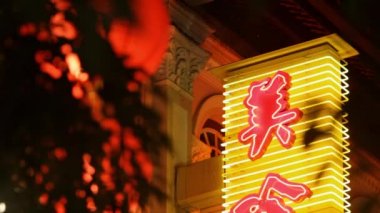 Geceleri aydınlatılan neon işaret