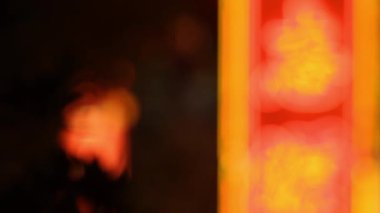 Geceleri aydınlatılan neon işaret