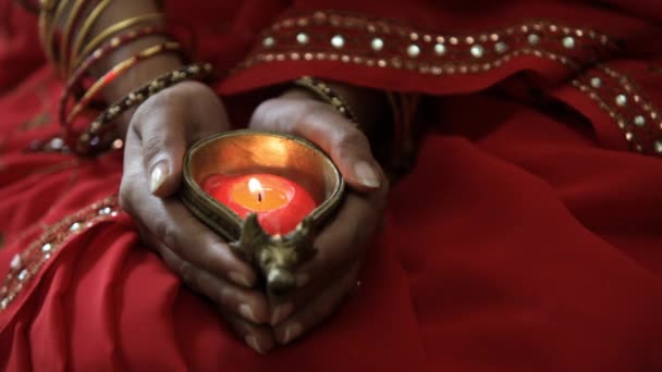 Жінка тримає червону свічку — стокове відео
