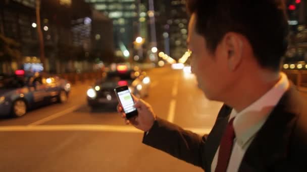 Бізнесмен Texting при перетині вулиці — стокове відео