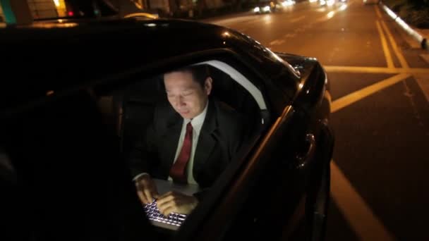 Бізнесмен їде на задньому сидінні автомобіля — стокове відео