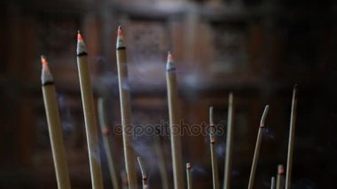 yanan tütsü çubukları