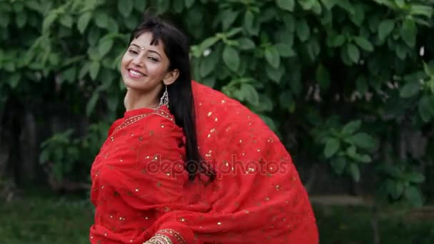 Πορτρέτο της νεαρής γυναίκας που φορούν σάρι — Αρχείο Βίντεο