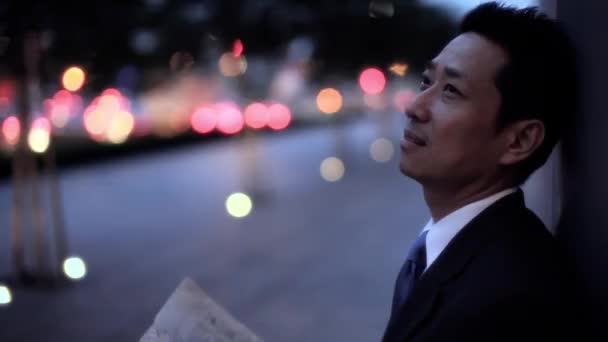 Бизнесмен, стоящий на улице — стоковое видео