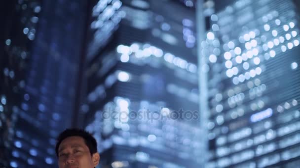 Biznesmen, stojąc przed budynków — Wideo stockowe