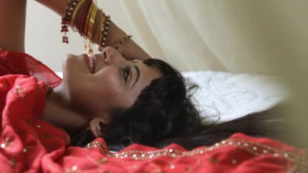 Mujer usando sari — Vídeos de Stock