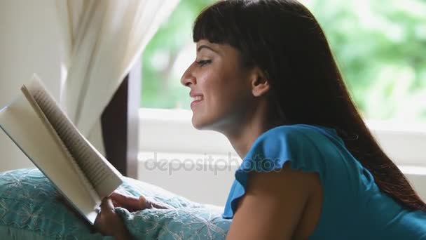 Kvinna läsning bok — Stockvideo