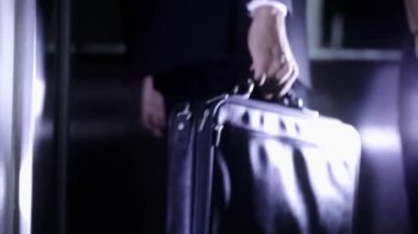 Asansör girerek işadamı kadeh kırpılmış