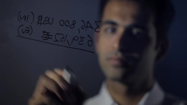 Homme d'affaires écrit sur le mur de verre — Video