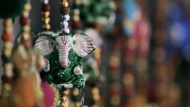 Décorations d'éléphants suspendues au stand du marché — Video