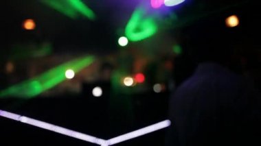 Gece kulübünde insanlar dans ediyor.