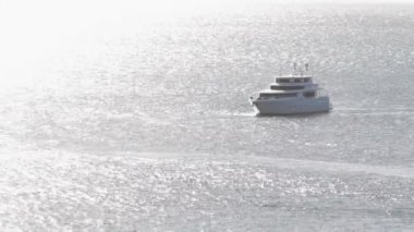 Denizde yelkenli yat