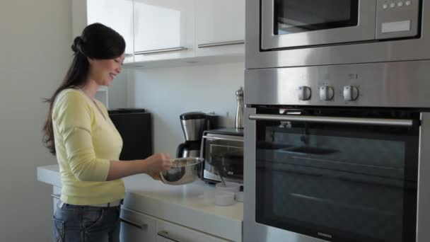 Mujer joven cocinando en cocina — Vídeo de stock