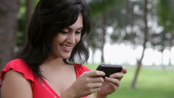 Portrét mladé ženy textových zpráv — Stock video