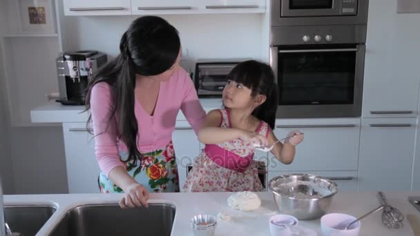 Mujer con niña cocinando — Vídeo de stock