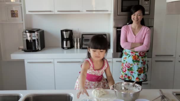 Nő főzés kislány — Stock videók
