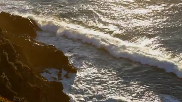 Surf shazovat na skalách — Stock video