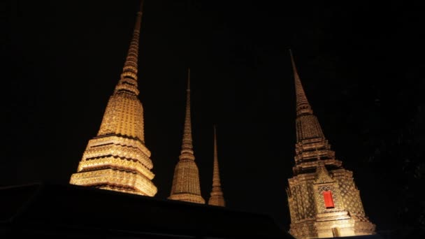 Stupas iluminadas por la noche — Vídeo de stock