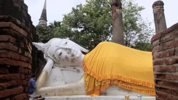 Buda uzanmış / Wat Yai Chai Mongkol — Stok video