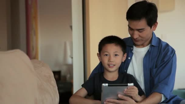 Отец с мальчиком играть с планшетом — стоковое видео
