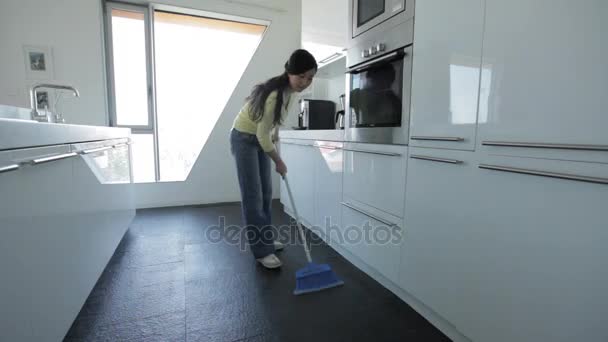 Жінка чиста на кухні — стокове відео