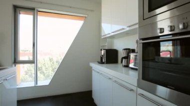 Genç bayan mutfakta.