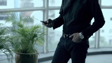 Adam cep telefonu arıyor