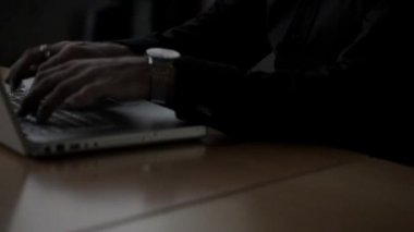 Bilgisayarda Daktilo Yazan İşadamı