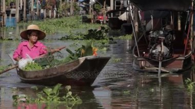 Kadın kürek tekne dolu 