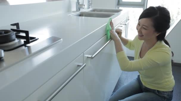 Vrouw schoon in de keuken — Stockvideo