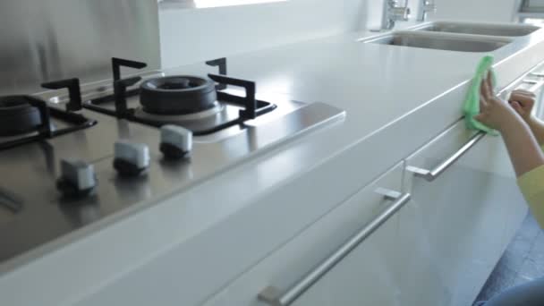 Жінка чиста на кухні — стокове відео