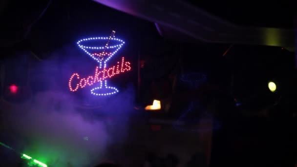 Feux clignotants et panneau de cocktail rétro — Video