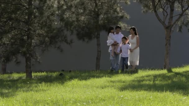 Сім'я з дітьми ходьба — стокове відео