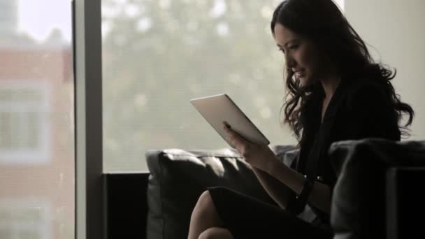 Frau nutzt digitales Tablet — Stockvideo