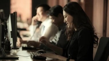 Ofis çalışanları ofiste yazarak